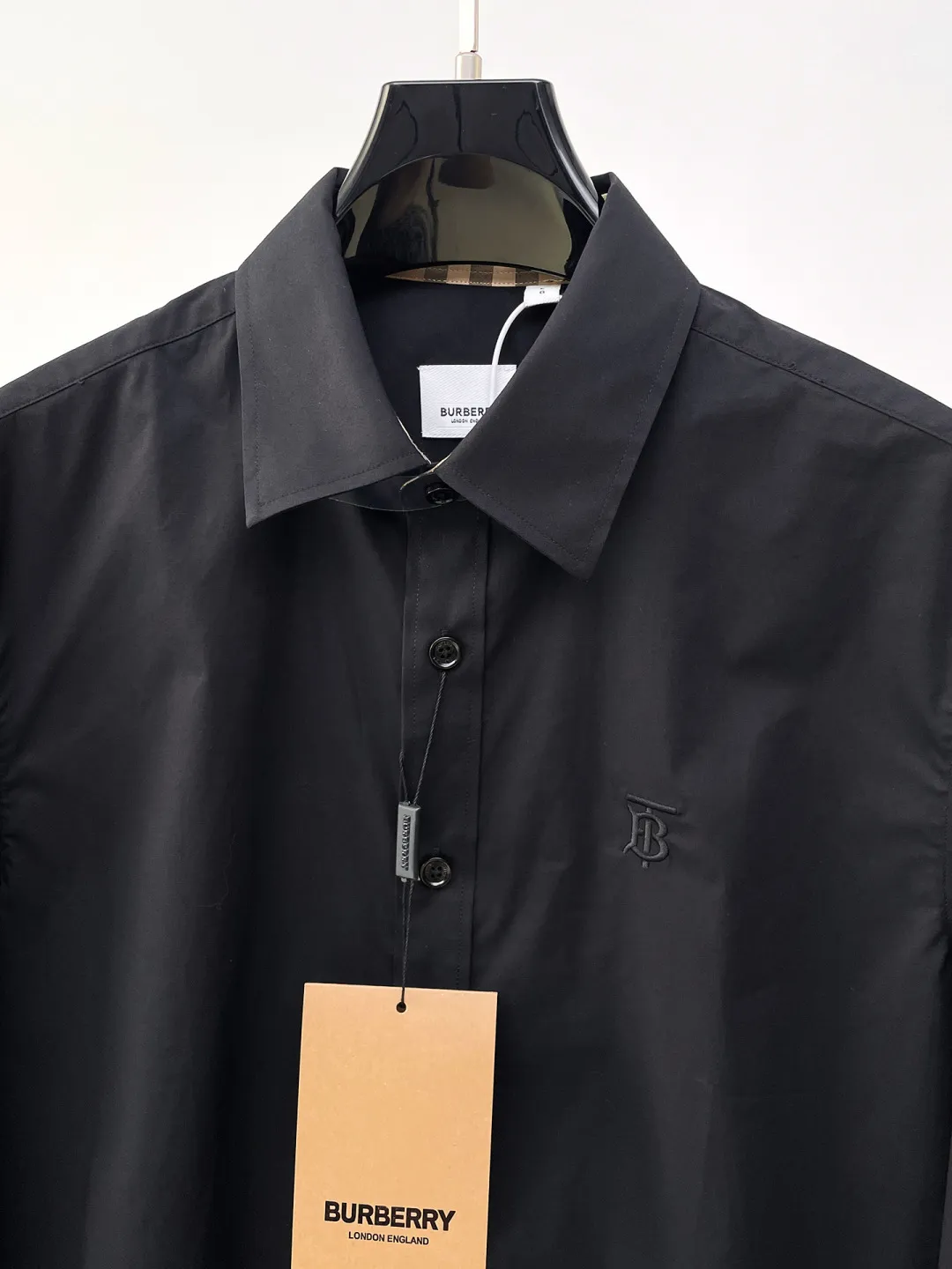 Burberry New Arrival shirt, complete with three labels, original fabric, original customized accessories, official Same Style, made of pure cotton fabric, customized, same vat dyed fabric, very comfortable and smooth to the touch, very wide and stylish, produced by a first-line brand factory, woven with imported yarn, long-wearing without deformation, the most New Arrival style in spring and summer, fashionable and individual, super Versatile and good-looking, very suitable for both men and women, a must-have size Size: S-XXL
